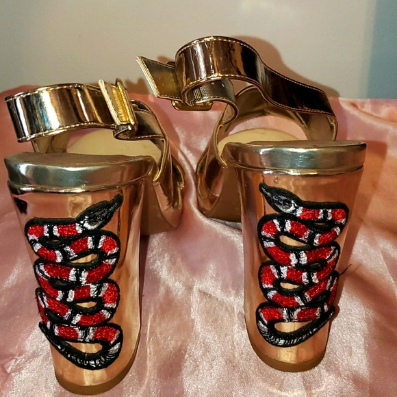 Metallic gold heel with snake heel - Picture 1 of 5